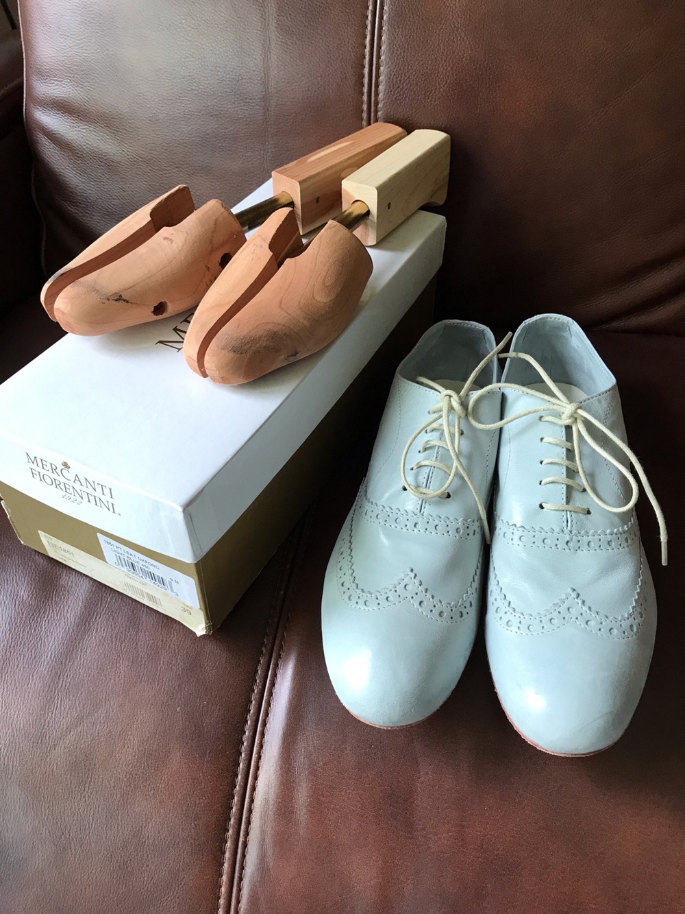 Italian supple leather Oxford shoes size 39 plus shoe trees. Light blue